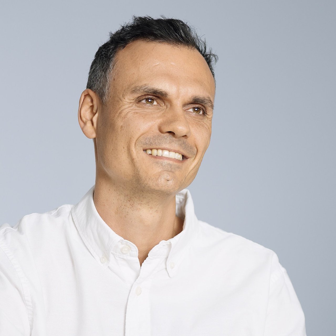 Porträt von Tino Motzalla, zuständig für die Öffentlichkeitsarbeit der Gründungsinitiative.