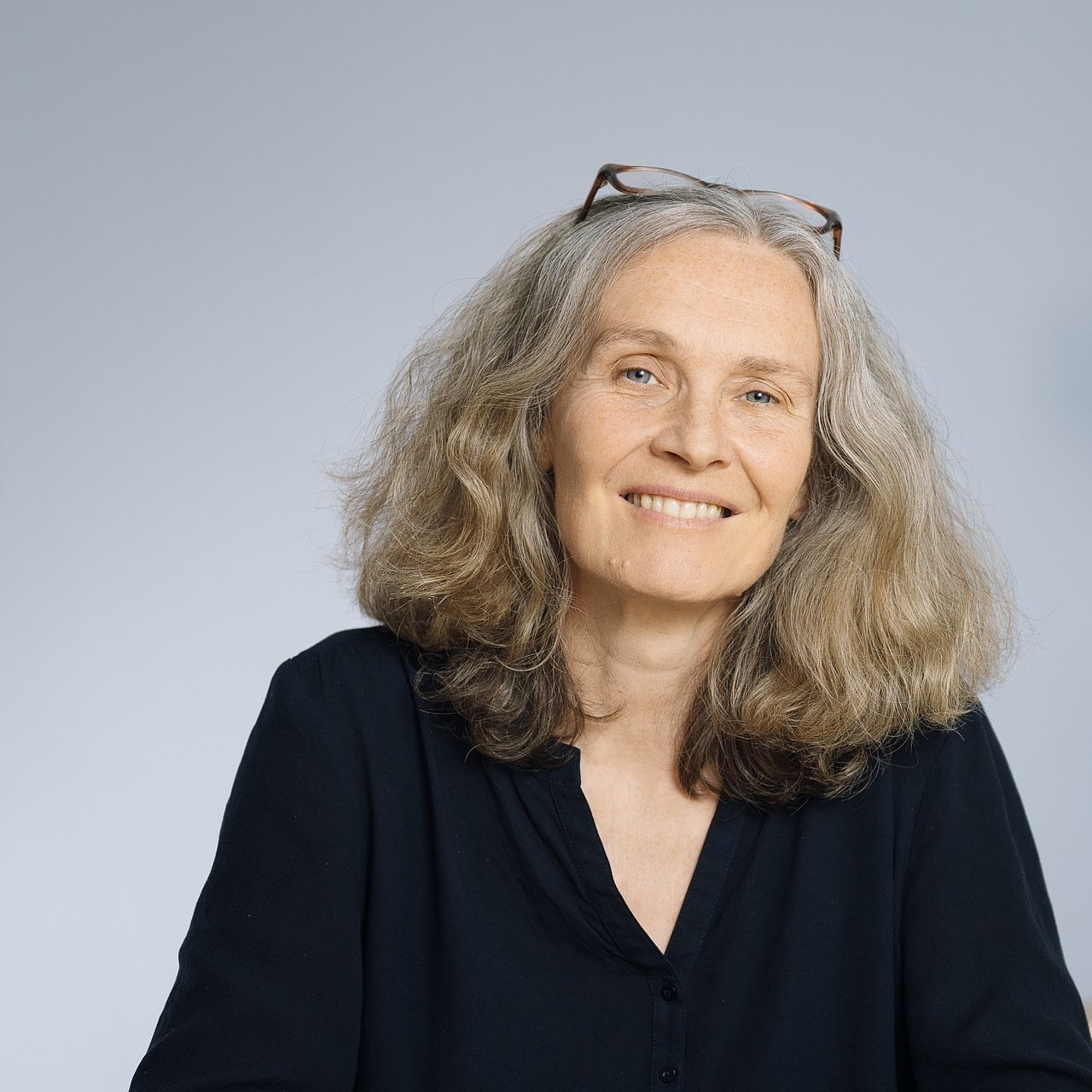 Jeanette Oechsl – Mitarbeiterin von „Perspektive: Selbstständigkeit für Menschen mit Behinderung“ Portrait-Aufnahme von Jeanette Oechsl, Mitarbeiterin im Team von „Perspektive: Selbstständigkeit für Menschen mit Behinderung“, an einem Besprechungstisch im Büro.