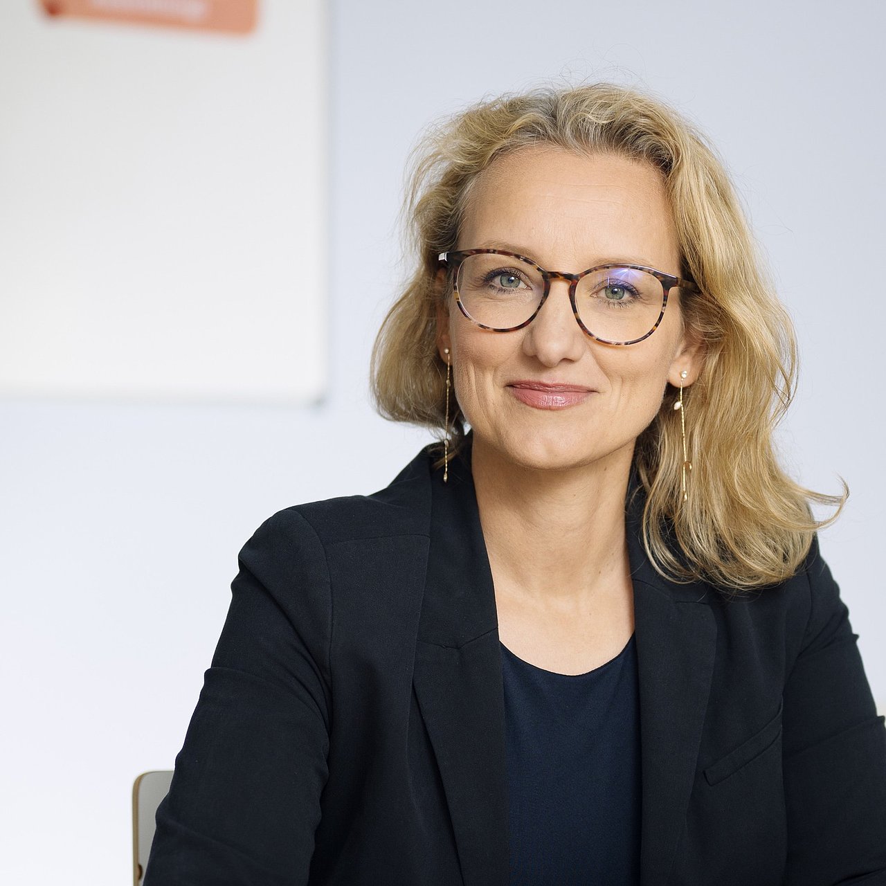 Portrait-Aufnahme von Susann Schmelzer, der Projektleiterin der Initiative „Perspektive: Selbstständigkeit für (alleinerziehende) Frauen“, an einem Besprechungstisch im Büro mit Laptop. Susann Schmelzer – Projektleiterin von „Perspektive: Selbstständigkeit für (alleinerziehende) Frauen“