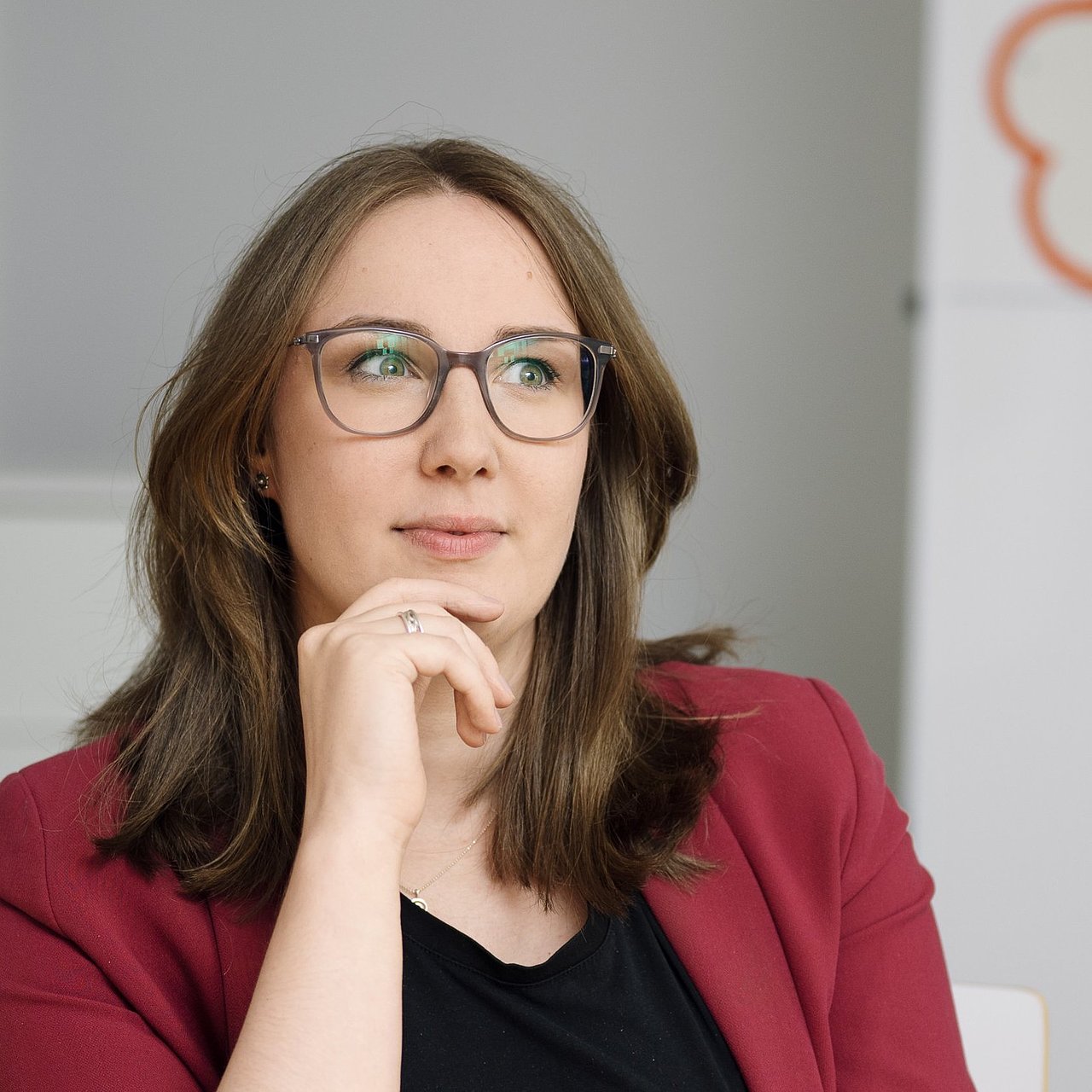 Jenniffer Feder – Projektleiterin von „Perspektive: Selbstständigkeit für Menschen mit Behinderung“ Portrait-Aufnahme von Jenniffer Feder, der Projektleiterin der Initiative „Perspektive: Selbstständigkeit für Menschen mit Behinderung“, an einem Besprechungstisch im Büro.